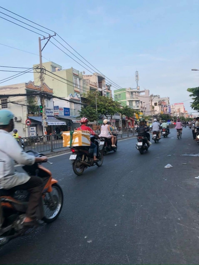 Mặt Tiền Kinh Doanh Bà Hom P13 Q6 rộng rãi