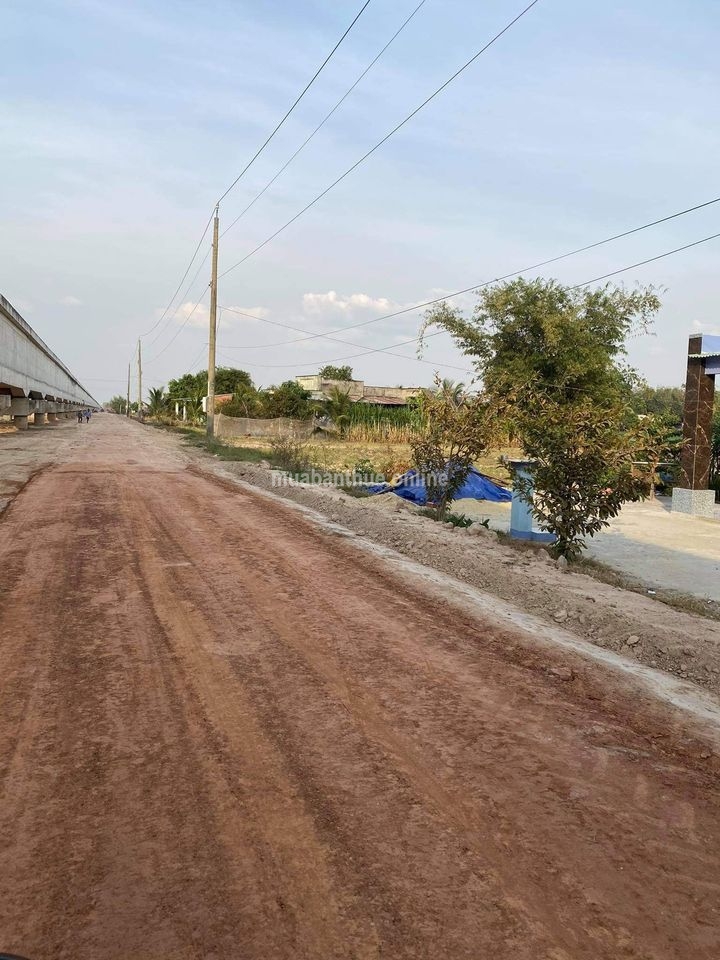 -Bàu sen , hảo đước , châu thành ,cách vòng xoay huyện 4 km