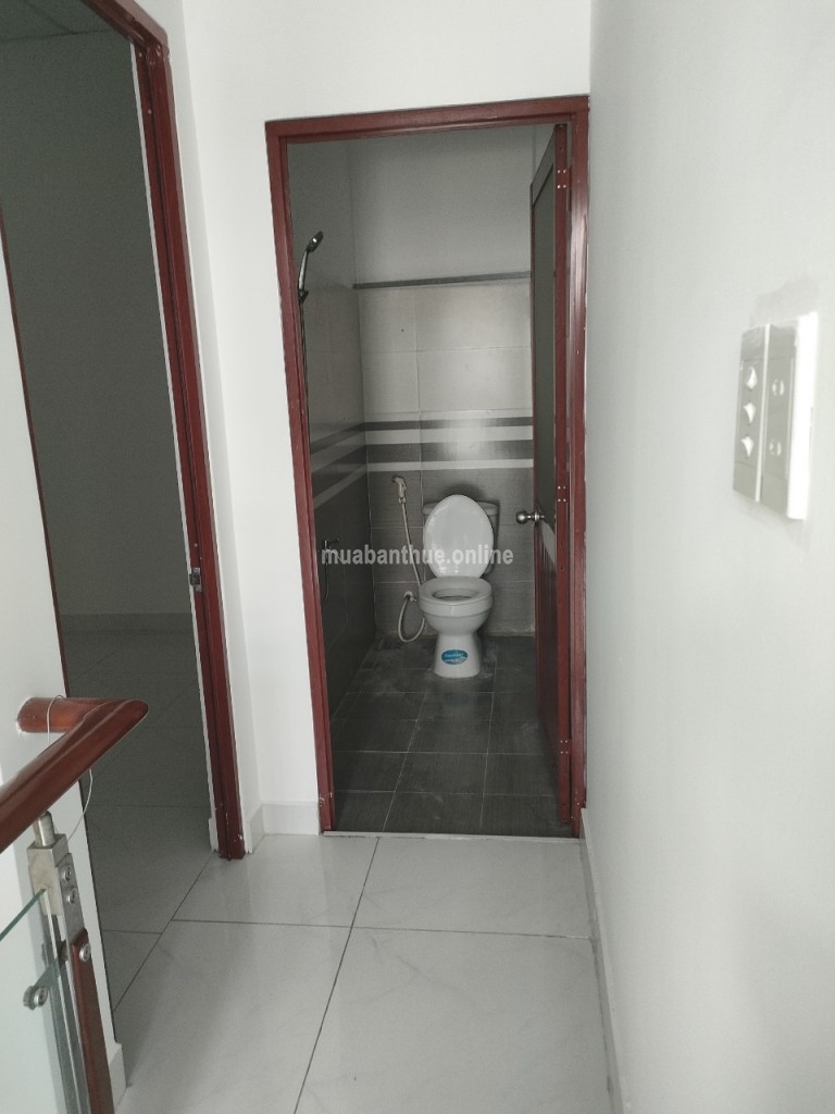 CC cần bán gấp nhà mới diện tích 32m2 1 lầu 2 toilet 2 phòng ngủ tại thị trấn thới tam , huyện hóc môn .